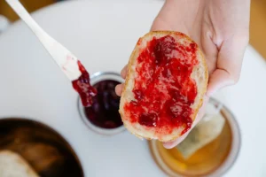 La confiture sort des tartines